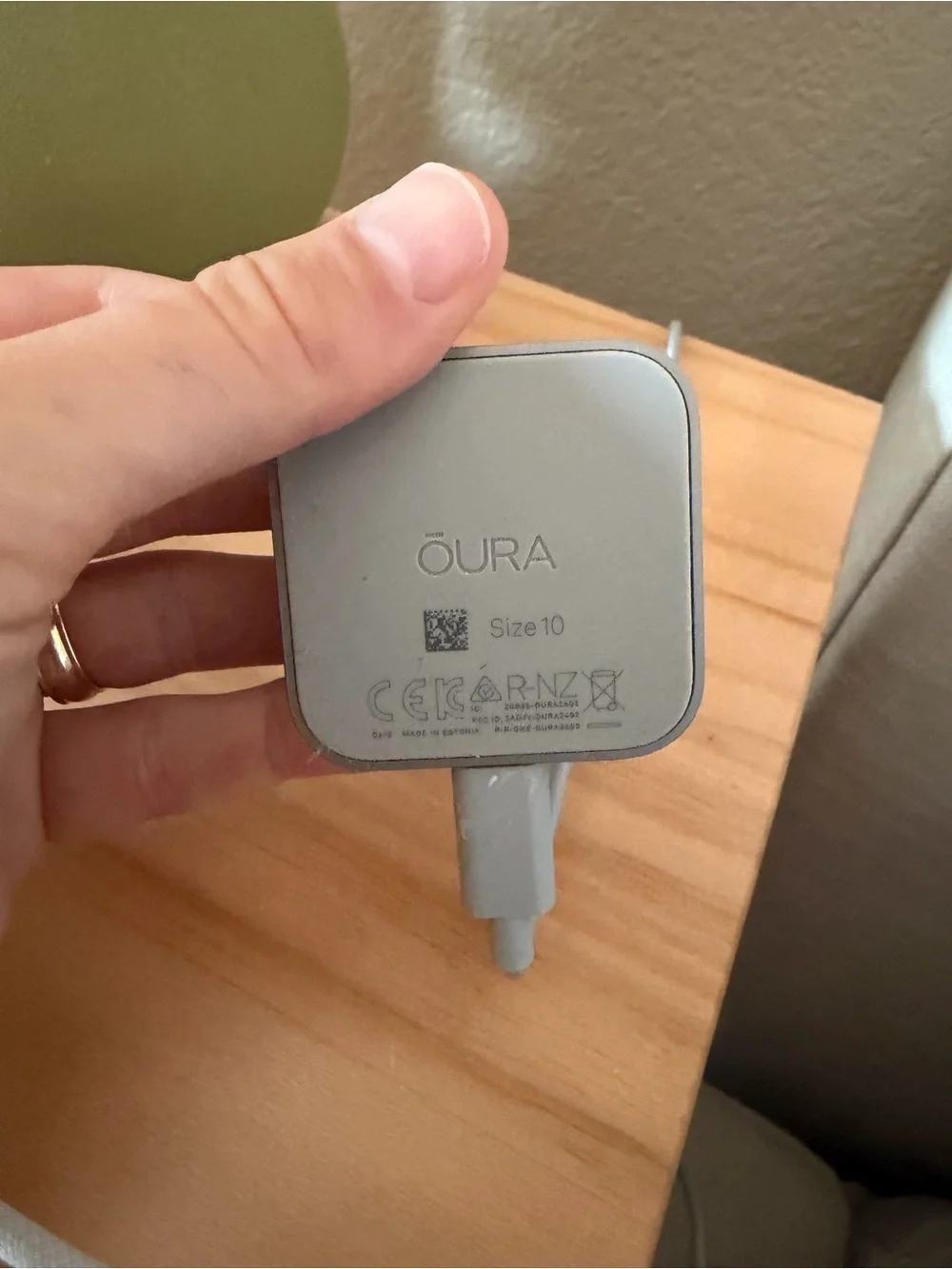 Oura Gen4 Ring with Magnetic Wired Charger Pad in Silver